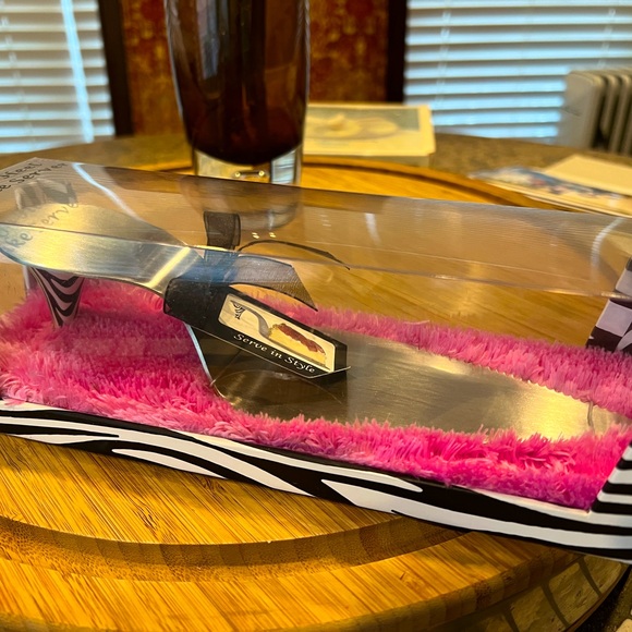 NEW Wild Eye Design Stainless Steel High Heel Cake Server - Picture 2 of 8